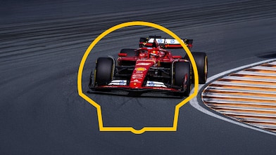 Voiture de Formule 1 Scuderia Ferrari lancée à pleine vitesse sur un circuit