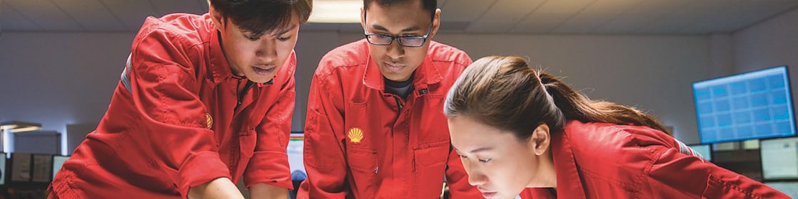 Trois collaborateurs examinant des plans