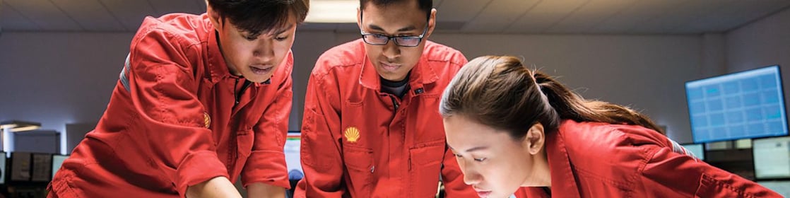 Trois collaborateurs examinant des plans
