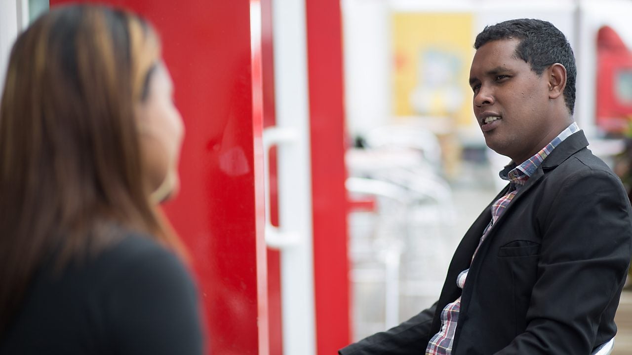 Collaborateur de Shell en train de parler avec une collègue