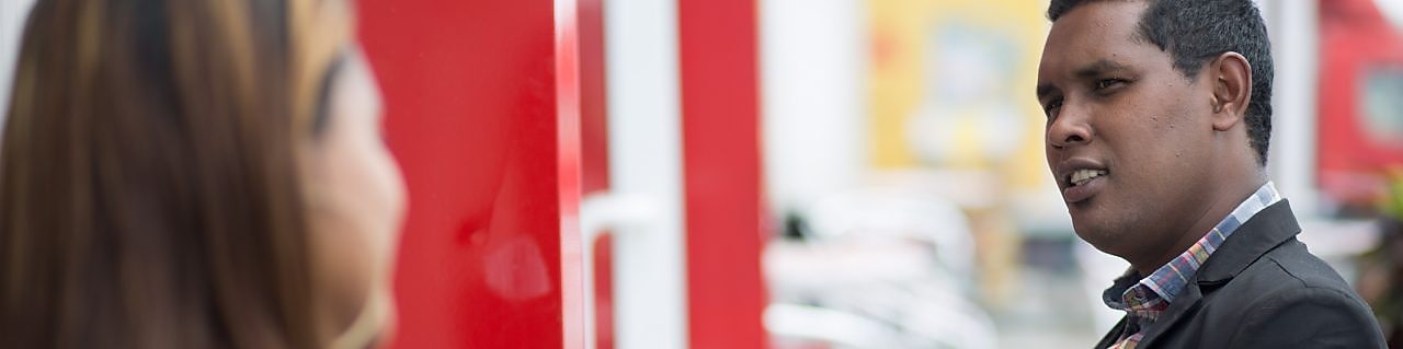 Collaborateur de Shell en train de parler avec une collègue