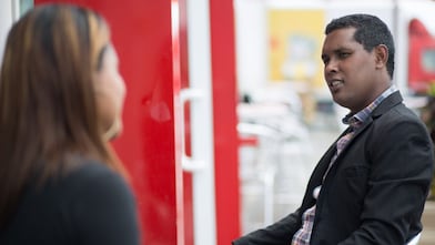Collaborateur de Shell en train de parler avec une collègue