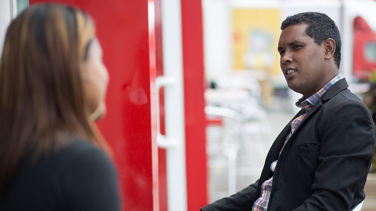 Collaborateur de Shell en train de parler avec une collègue