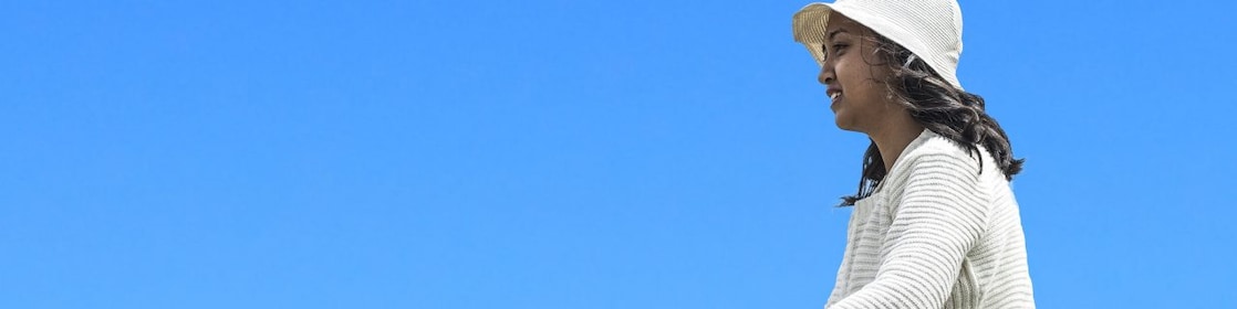 Une jeune femme fait une promenade à vélo dans un champ en été