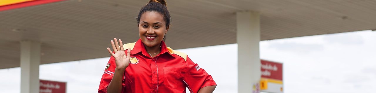 Championne de service Shell prête à aider les clients