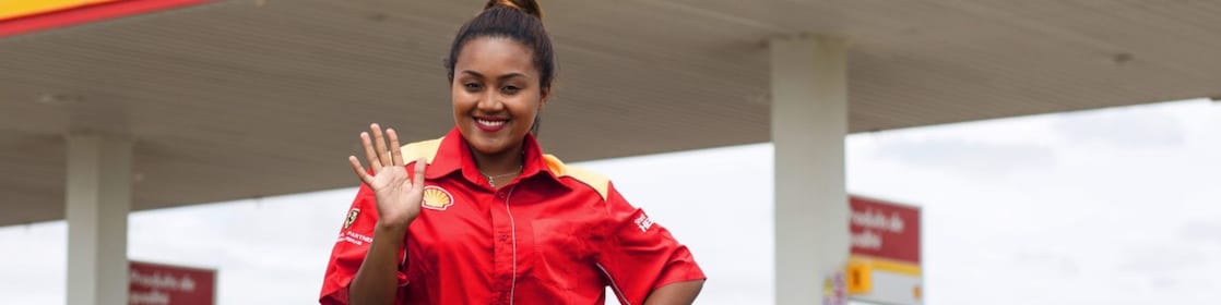 Championne de service Shell prête à aider les clients
