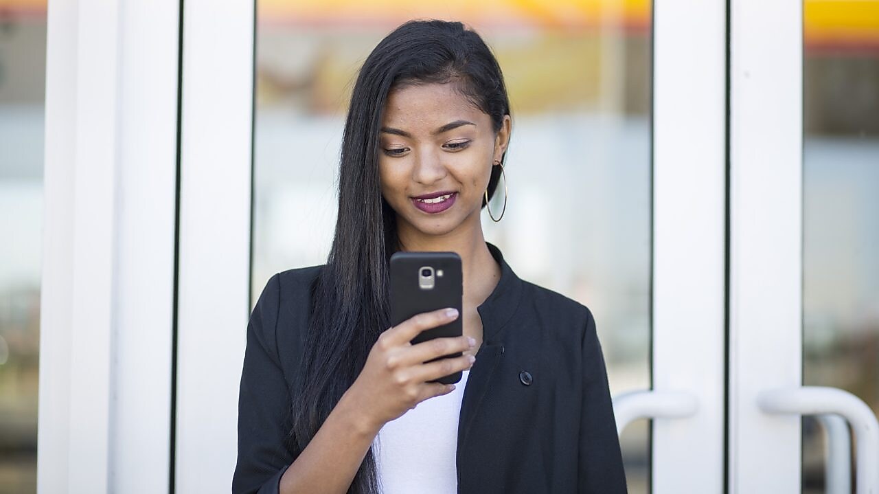 woman and assistant talking