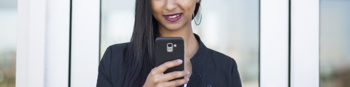 woman and assistant talking