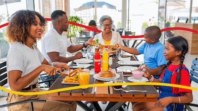 Repas en famille au Barakay Express