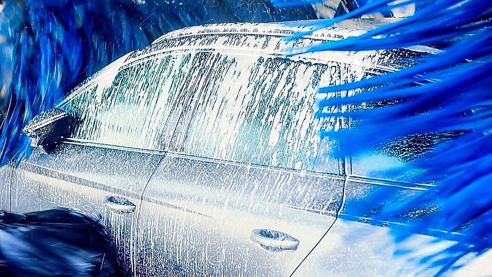 Véhicule en cours de lavage avec un enfant à l’intérieur.