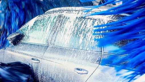 Véhicule en cours de lavage avec un enfant à l’intérieur.