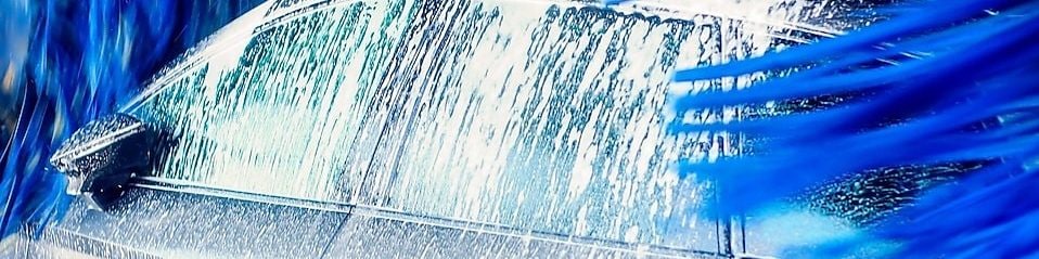 Véhicule en cours de lavage avec un enfant à l’intérieur