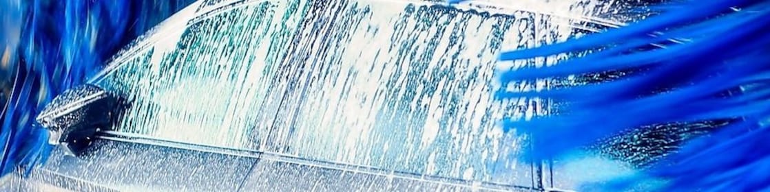 Véhicule en cours de lavage avec un enfant à l’intérieur