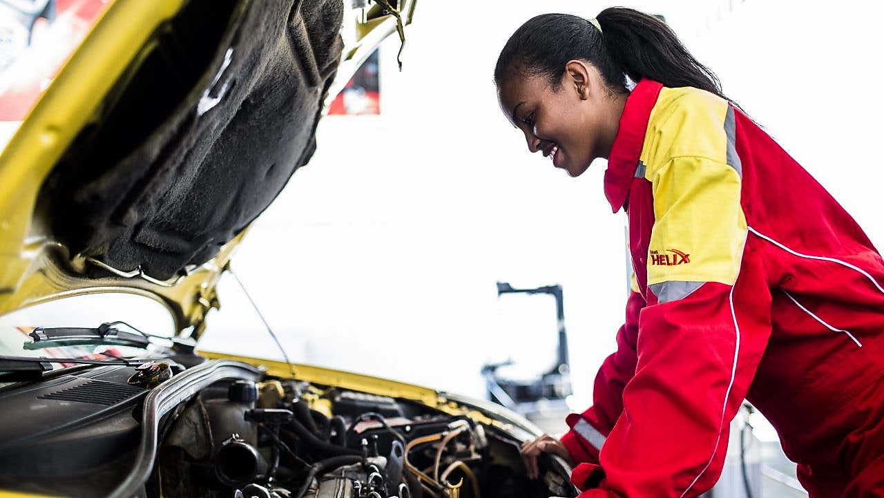 shell assistant helping customer