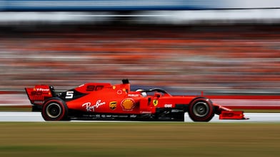 Voiture de Formule 1 Scuderia Ferrari lancée à pleine vitesse sur un circuit