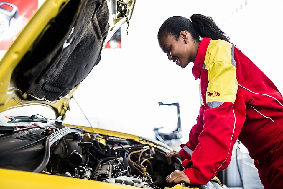 shell assistant helping customer