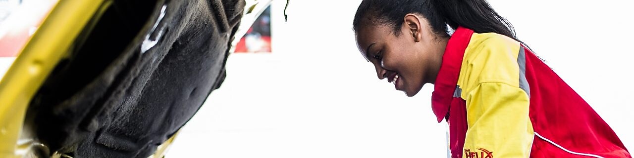 shell assistant helping customer