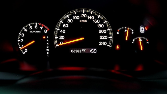 Main posée sur un volant