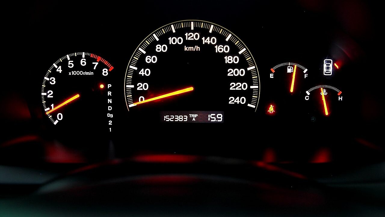 Main posée sur un volant