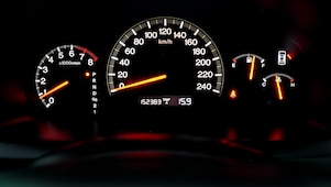 Main posée sur un volant