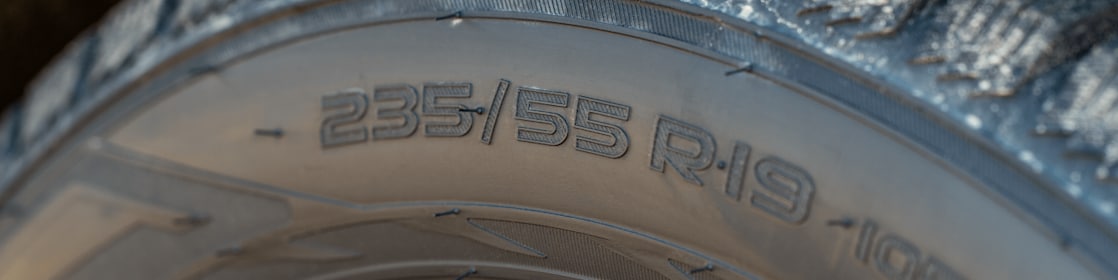Un pneu de voiture avec des inscriptions.