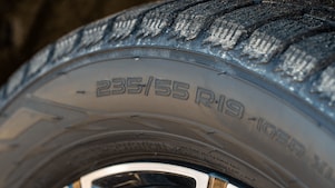 Un pneu de voiture avec des inscriptions.