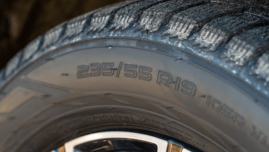 Un pneu de voiture avec des inscriptions.