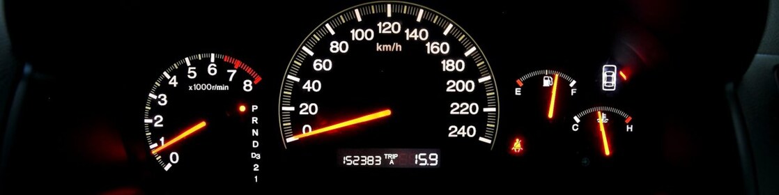 Main posée sur un volant
