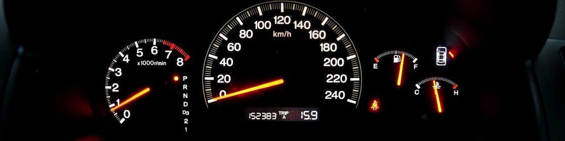 Main posée sur un volant