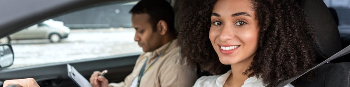 jeune conductrice au volant