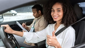 jeune conductrice au volant