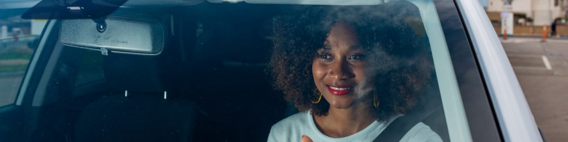 Un pneu de voiture avec des inscriptions.