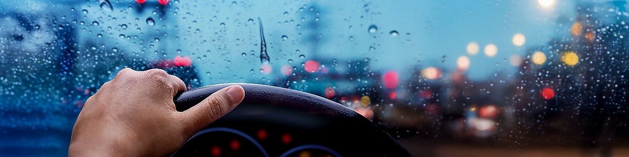 Personne conduisant sous la pluie à Antananarivo, Madagascar