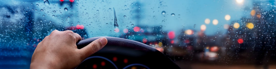 Personne conduisant sous la pluie à Antananarivo, Madagascar