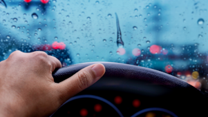 Personne conduisant sous la pluie à Antananarivo, Madagascar