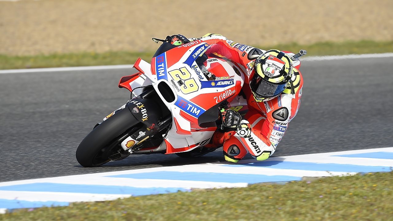 Pilote sur une superbike Ducati abordant un virage dans une course
