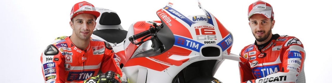 Deux pilotes Ducati&nbsp;2016 posant devant une moto Ducati