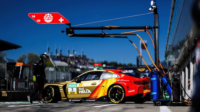 Voiture de course BMW sur circuit