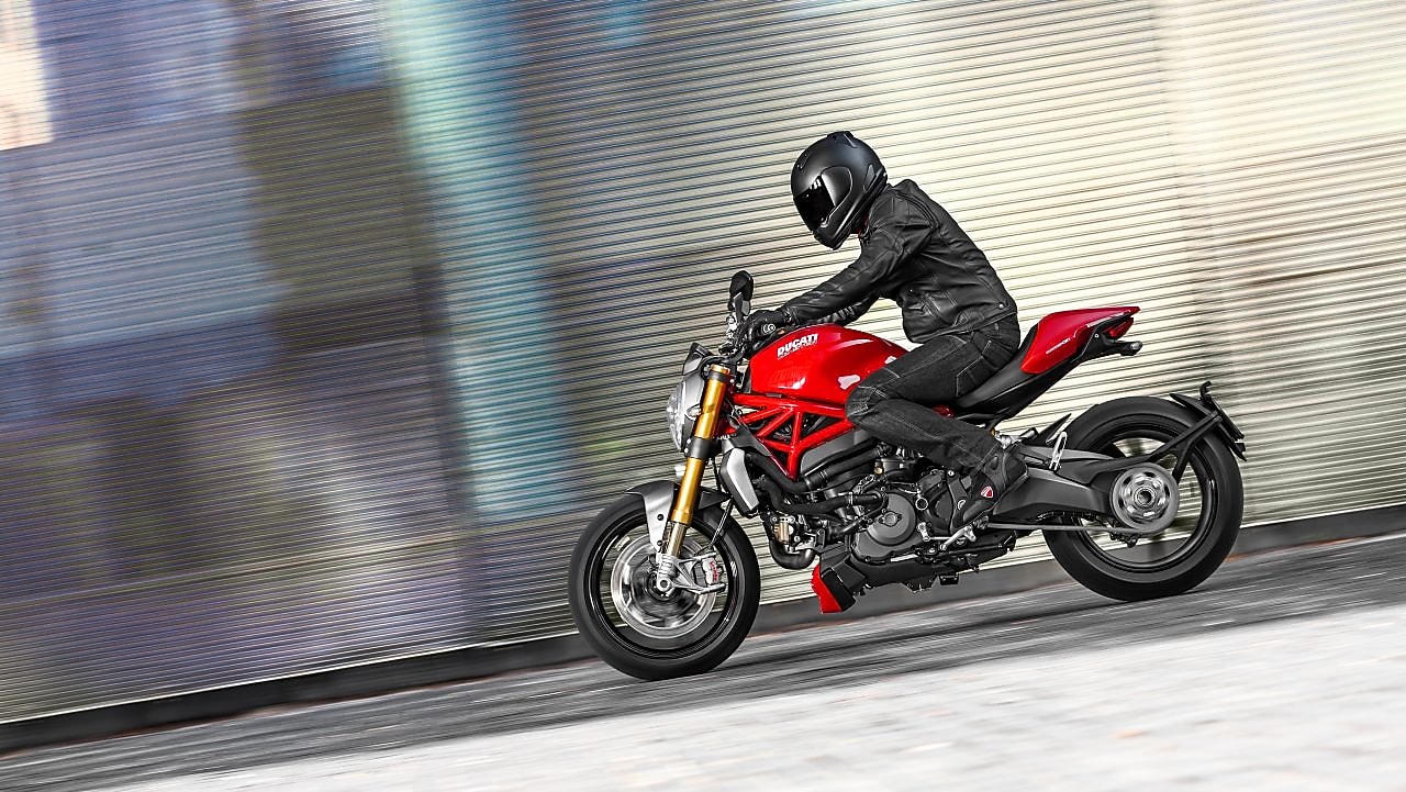 Homme conduisant une moto qui utilise l&rsquo;huile moteur Superior pour motos