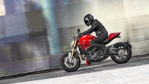 Homme conduisant une moto qui utilise l&rsquo;huile moteur Superior pour motos