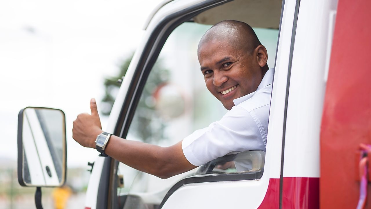 chauffeur routier conduisant sur une route vide
