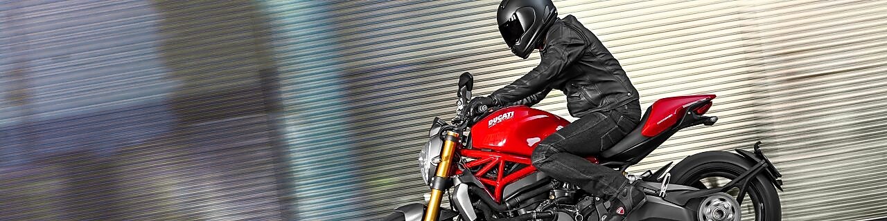 Homme conduisant une moto qui utilise l’huile moteur Superior pour motos