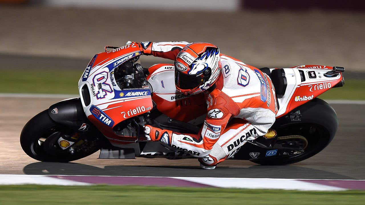 Motard Ducati conduisant une moto