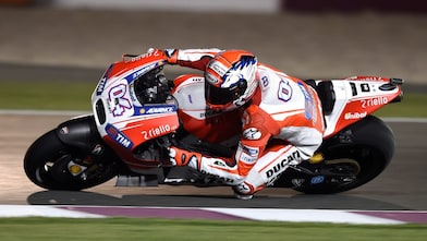 Motard Ducati conduisant une moto