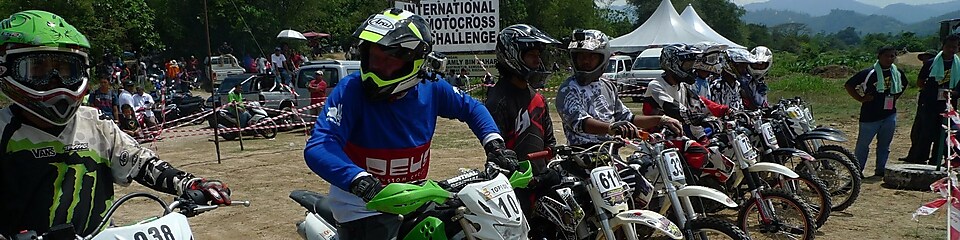 Motos de motocross alignées au départ d&rsquo;une course