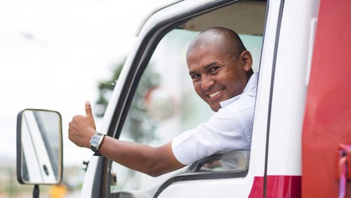 chauffeur routier conduisant sur une route vide