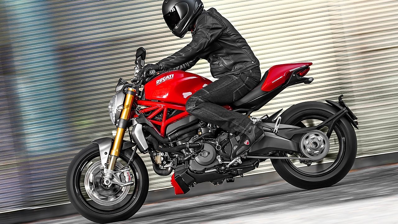 Homme conduisant une moto qui utilise l&rsquo;huile moteur Superior pour motos.