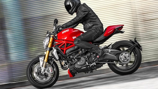 Homme conduisant une moto qui utilise l&rsquo;huile moteur Superior pour motos.