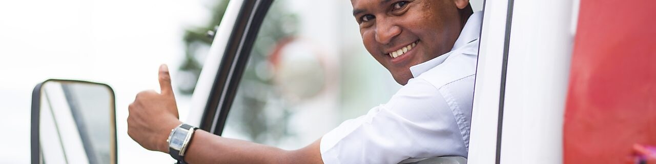 chauffeur routier conduisant sur une route vide