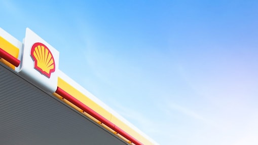 Logo avec coquillage pecten de Shell dans une station d'essence